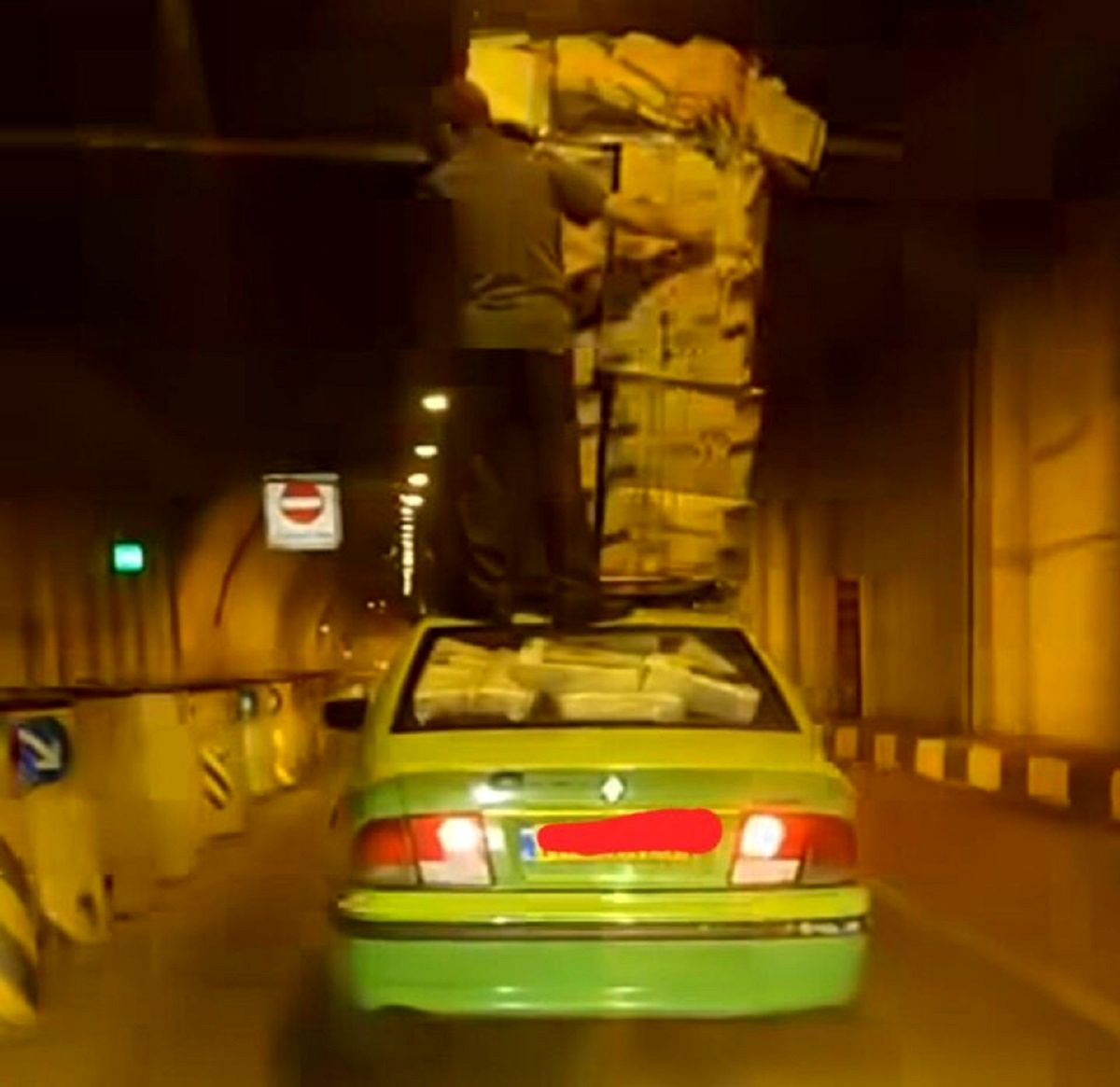 اقدام عجیب یک تاکسی برای حمل بار + فیلم