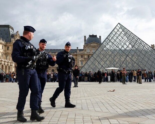 اولین تصویر از سارقان 7 دقیقه ای موزه لوور