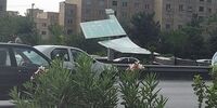 سقوط تابلوی راهنمایی بزرگراهی بر اثر تندباد در تهران / آسیب به خودروهای عبوری