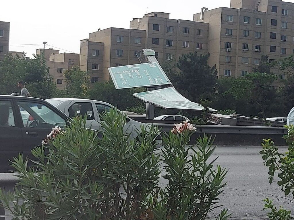 سقوط تابلوی راهنمایی بزرگراهی بر اثر تندباد در تهران / آسیب به خودروهای عبوری