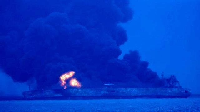 خطر بزرگ در انتظار نفتکش آتش گرفته ایرانی