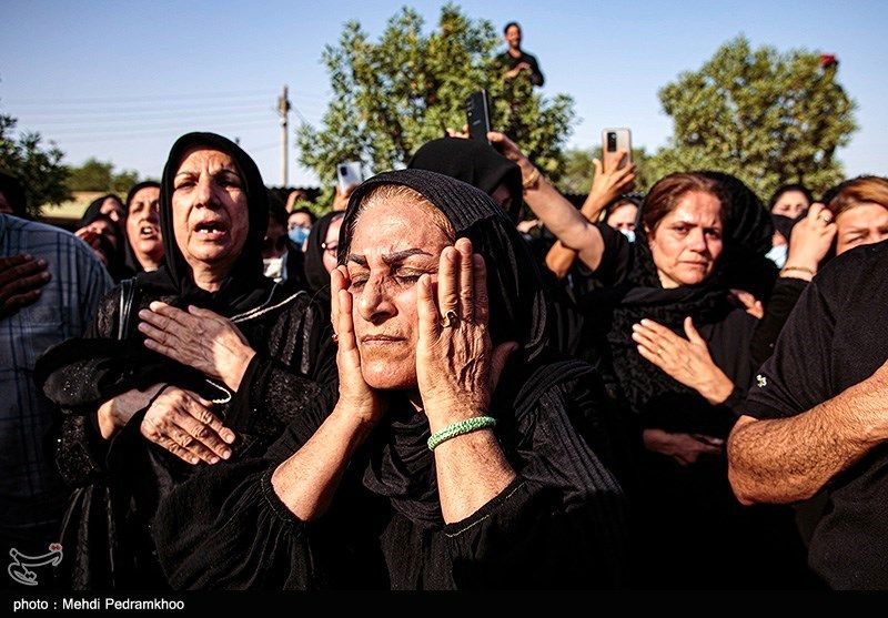 اشک‌های مردم آبادان در مراسم تشییع پیکر جانباختگان متروپل+ فیلم