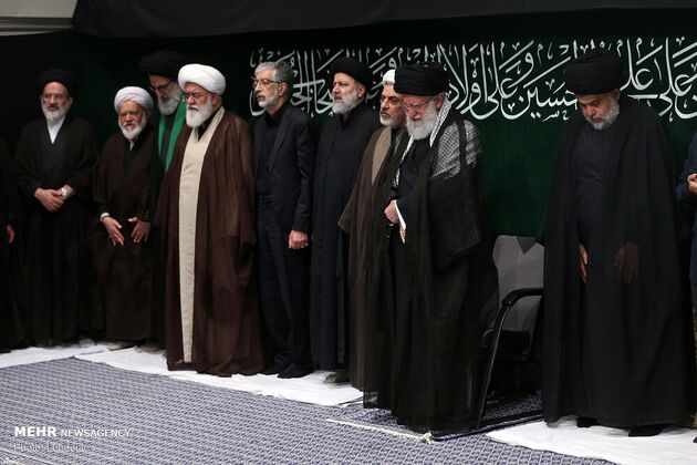 عزاداری شب عاشورا در حسینیه امام خمینی با حضور رهبری، قاسم سلیمانی، مقتدی صدر، احمدی‌نژاد